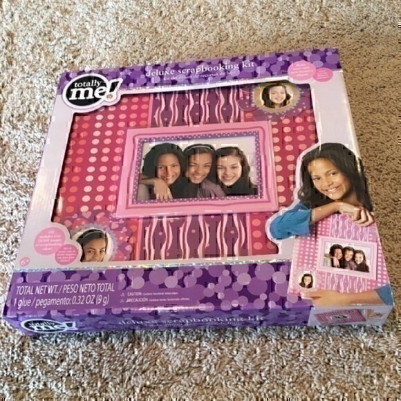 Totally me! Deluxe Scrapbooking Kit - Picture 1 of 15